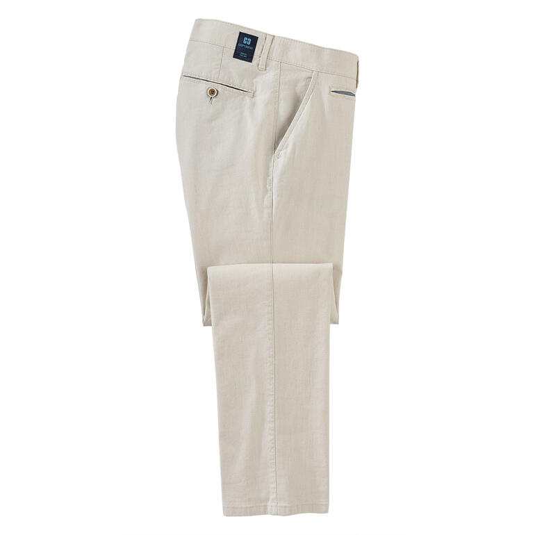 Beige zakelijke linnen broek netjes gevouwen met zakken.