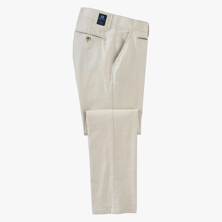 Beige zakelijke linnen broek netjes gevouwen met zakken.