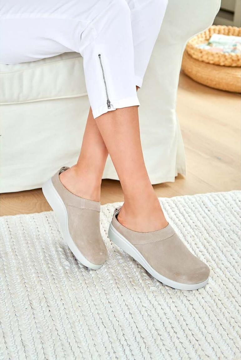 Beige Green Comfort-klompen gedragen door een vrouw