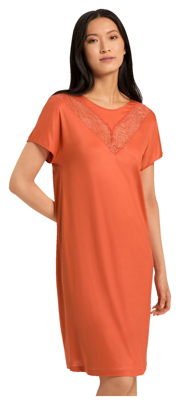 Vrouw in een oranje modal nachthemd met kant, maat 38-40.