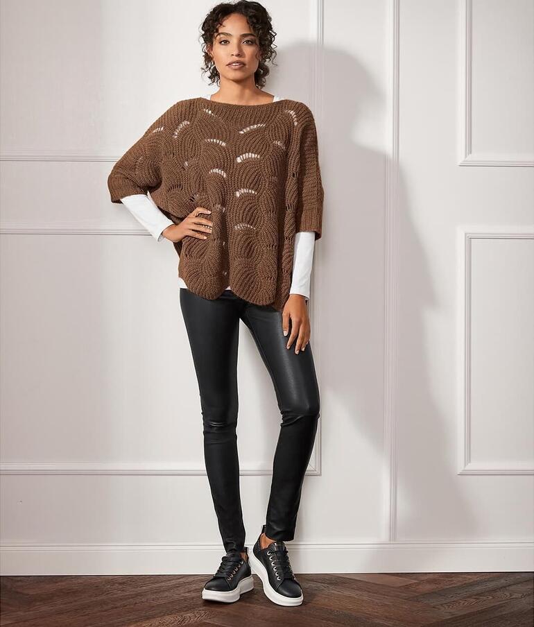 Kero Design trui in boxy-model Vrouw in een bruine boxy trui met stijlvolle legging, modern en casual poseren.