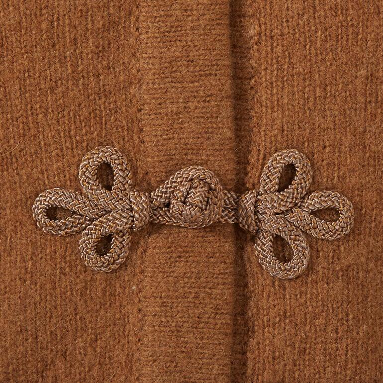 Detailopname van de sluiting van de bruine Softwalk-jack van Mirabell.