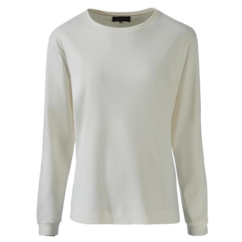 Lichte pyjamablouse van Natural, gepresenteerd tegen een neutrale achtergrond.