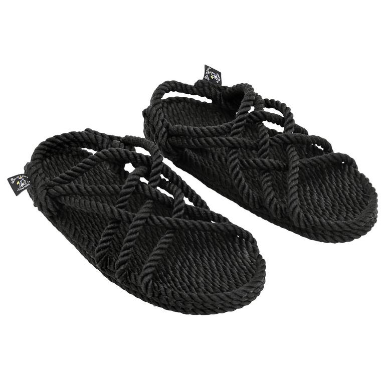 Twee zwarte touwsandalen naast elkaar, gevlochten ontwerp.