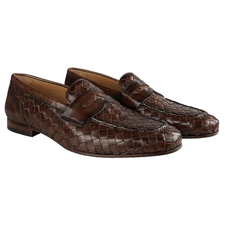 Twee bruine vlecht-loafers naast elkaar op een witte achtergrond.