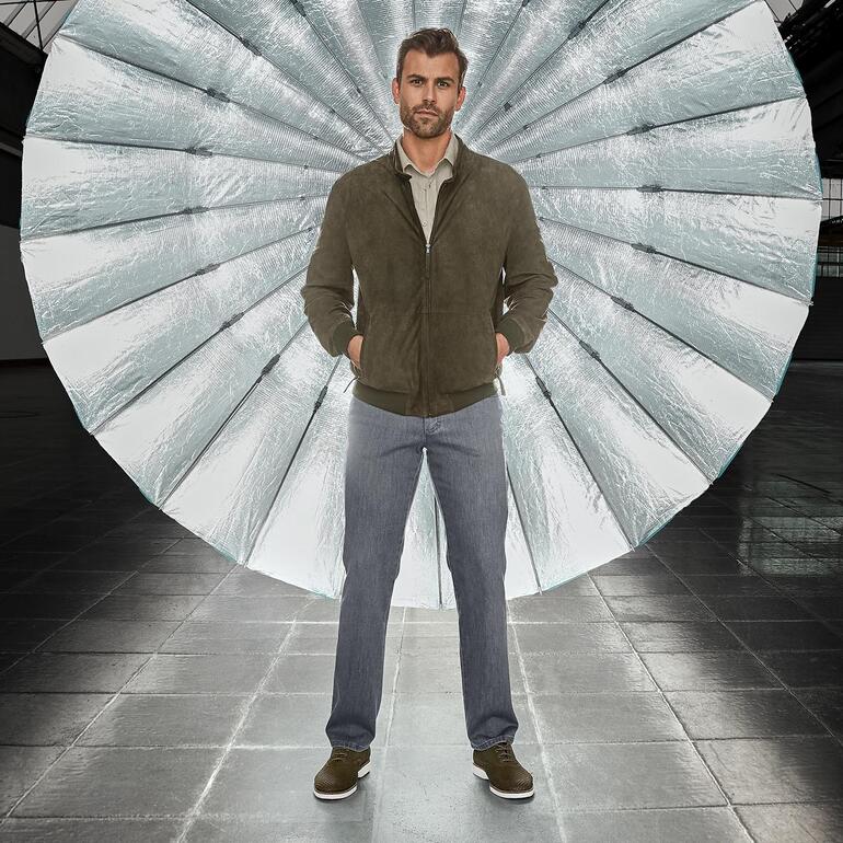 OCONI leren jack met windtunneleffect Man in OCONI windtunnel leren jack voor een reflecterende muur.