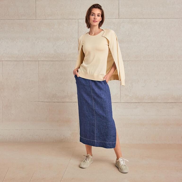John Smedley essential twinset Vrouw in beige John Smedley essentiële twinset met lange jeans.
