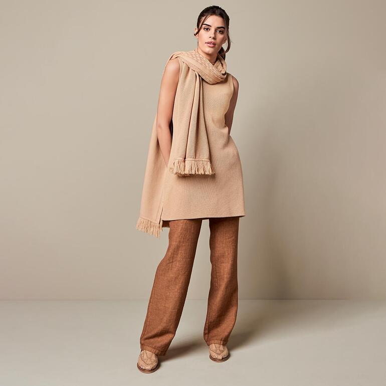 slip-over en sjaal Junghans 1954 lange pullover met gebreide sjaal, model in beige outfit.