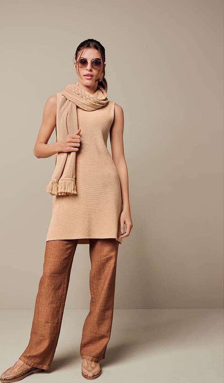 Junghans 1954 lange pullover met gebreide sjaal, vooraanzicht van een vrouw in beige kleding.