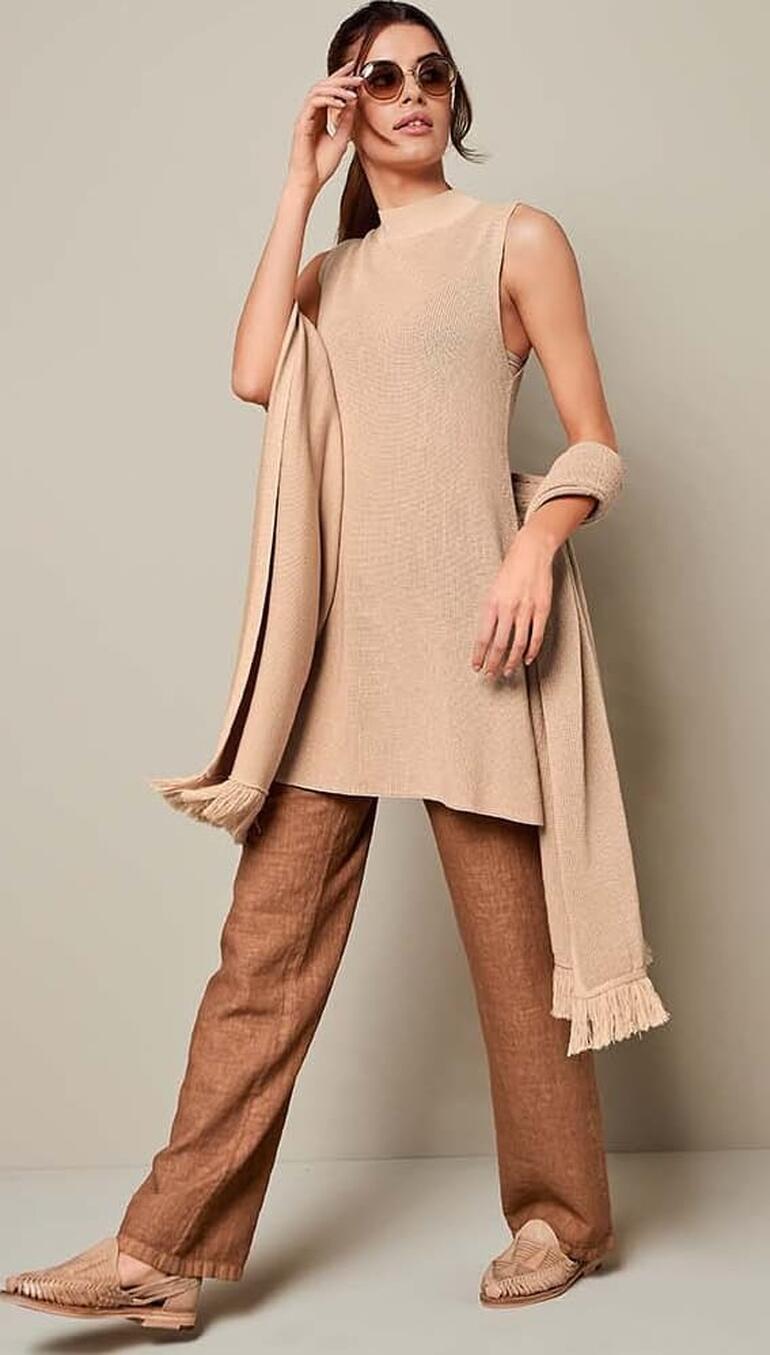 Junghans 1954 lange pullover met gebreide sjaal, model in elegante houding.