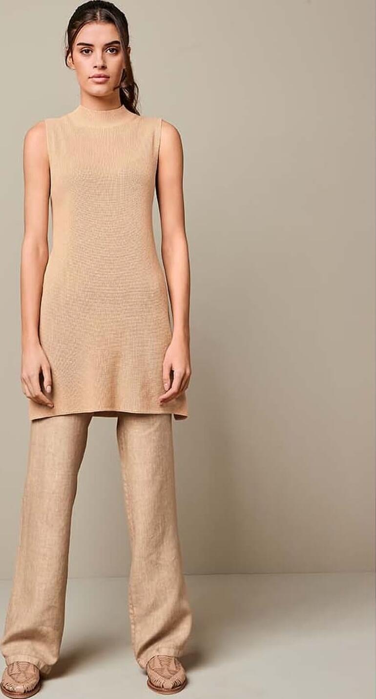 Junghans 1954 lange pullover in beige, model staat rechtop met een neutrale gezichtsuitdrukking.