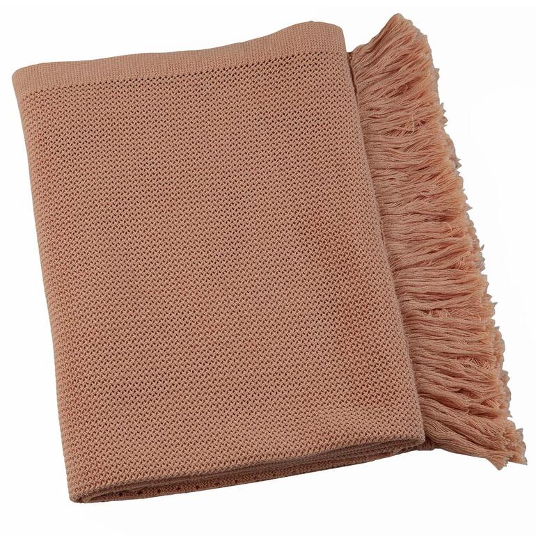 Lange gebreide sjaal in perzikkleur met franjes.