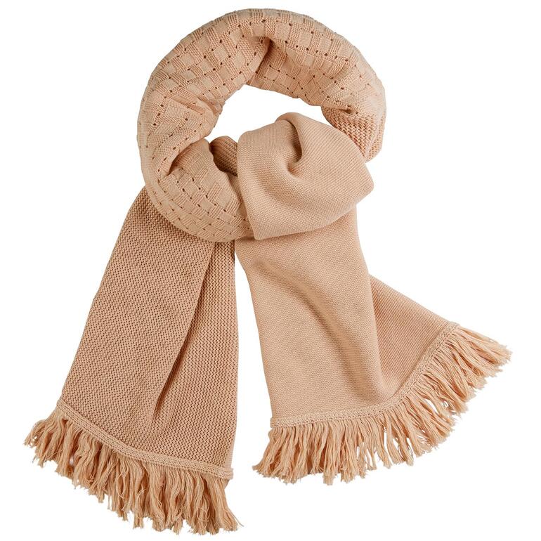 Dikke gebreide sjaal in perzikkleur, los gewikkeld.