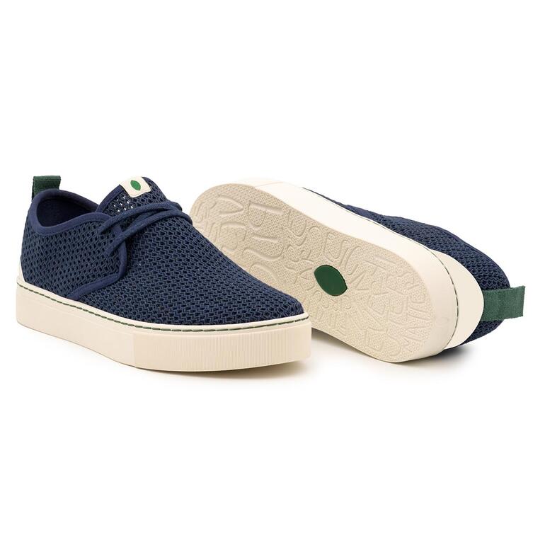 Navy mesh-zomersneakers, licht geopend.