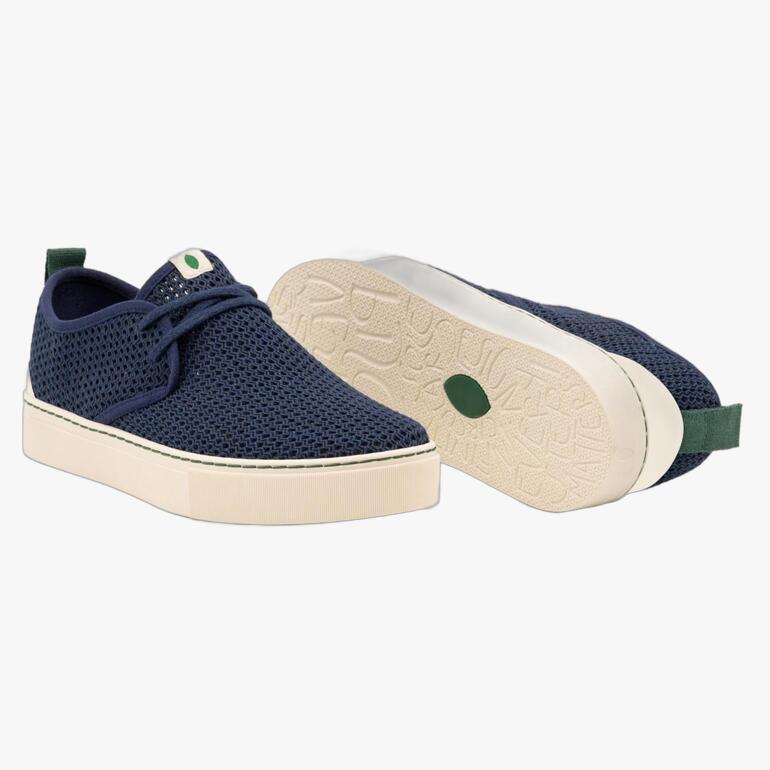 Navy mesh-zomersneakers, licht geopend.