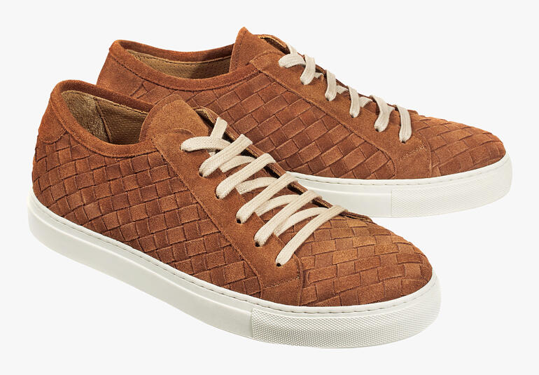 Bruine Casanova vlechtsneaker met witte veters, paarzicht