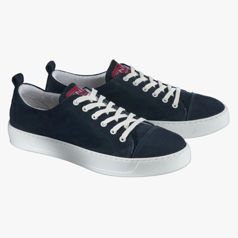 Wasbare nubuckleren sneaker in donkerblauw met een lichte zool vanuit twee perspectieven.