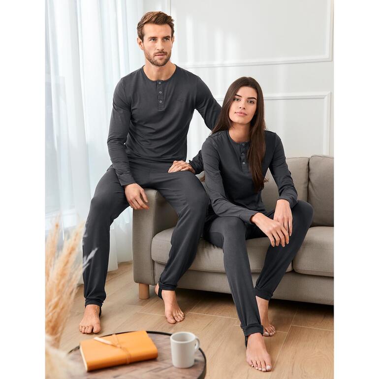 Stel in grijze anti-insecten pyjama's op een bank.