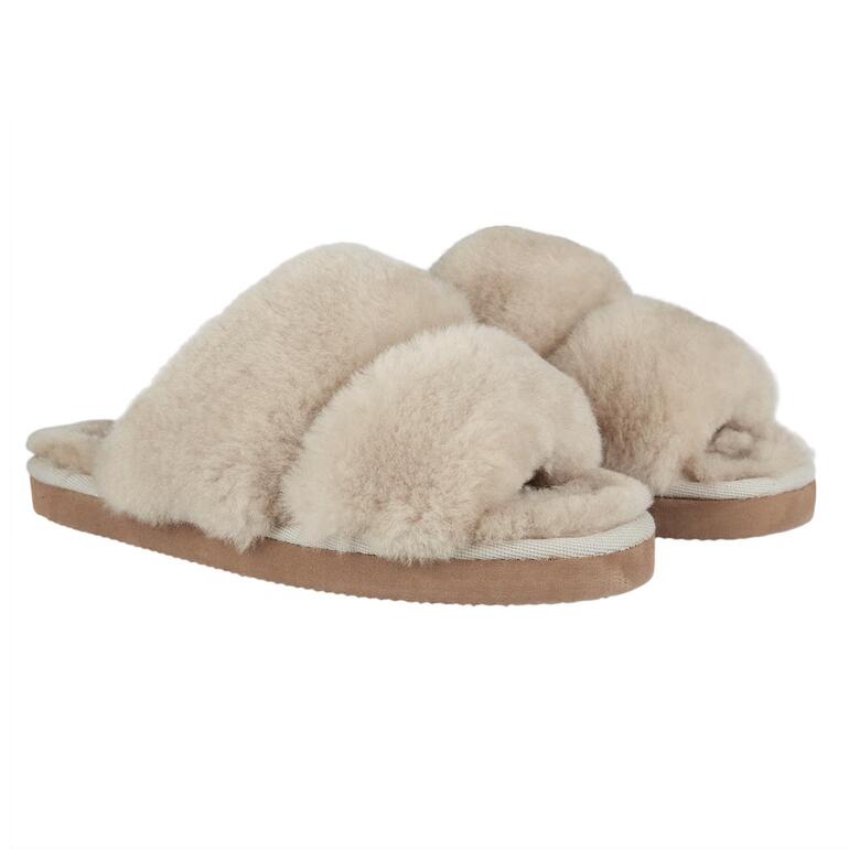 Twee beige lammy flats naast elkaar.