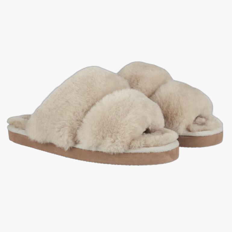 Twee beige lammy flats naast elkaar.