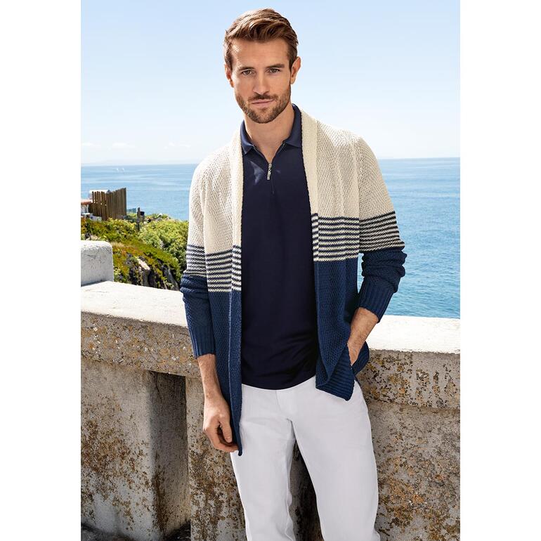 Resort-cardigan Man draagt een Resort cardigan in de buitenlucht met uitzicht op zee.