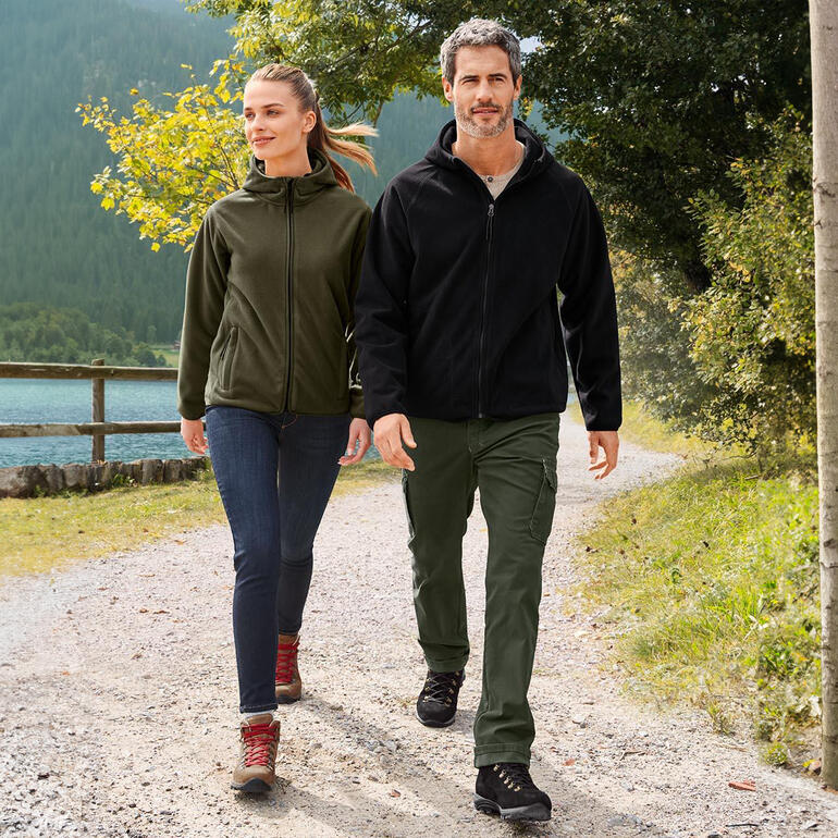 Twee personen in waterdichte fleece-vesten buiten.