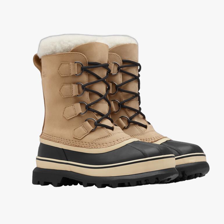 Paar Sorel Winterboots 'Caribou' in camel en zwart op een lichte achtergrond.