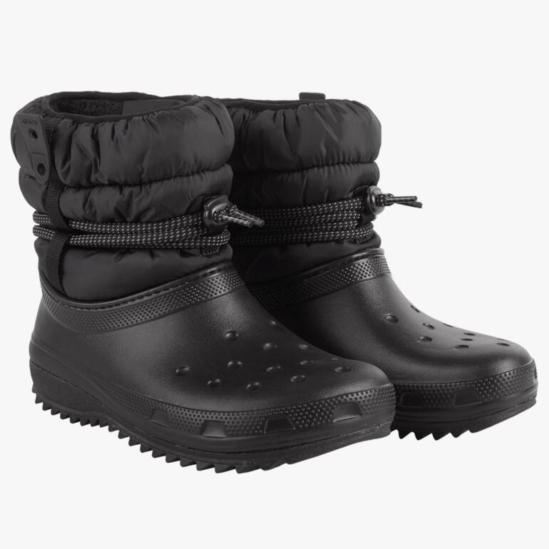 Twee paar zwarte Crocs™ winterlaarzen naast elkaar.