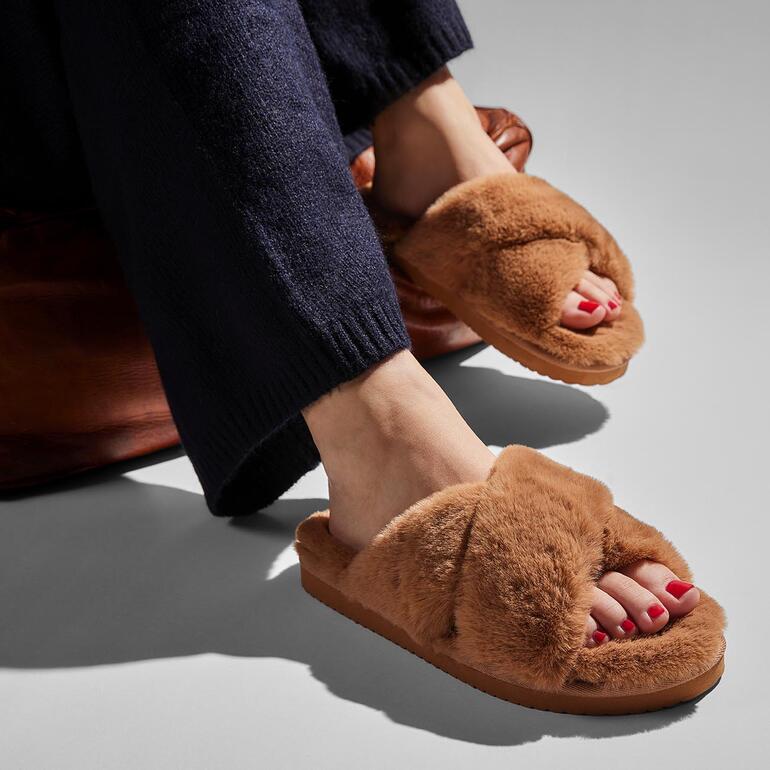 Faux-fur-huisslippers van flip*flop® in bruin, comfortabel gedragen