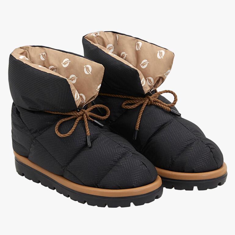 Zwarte dons soklaarzen van opzij met een gevoerde schacht.