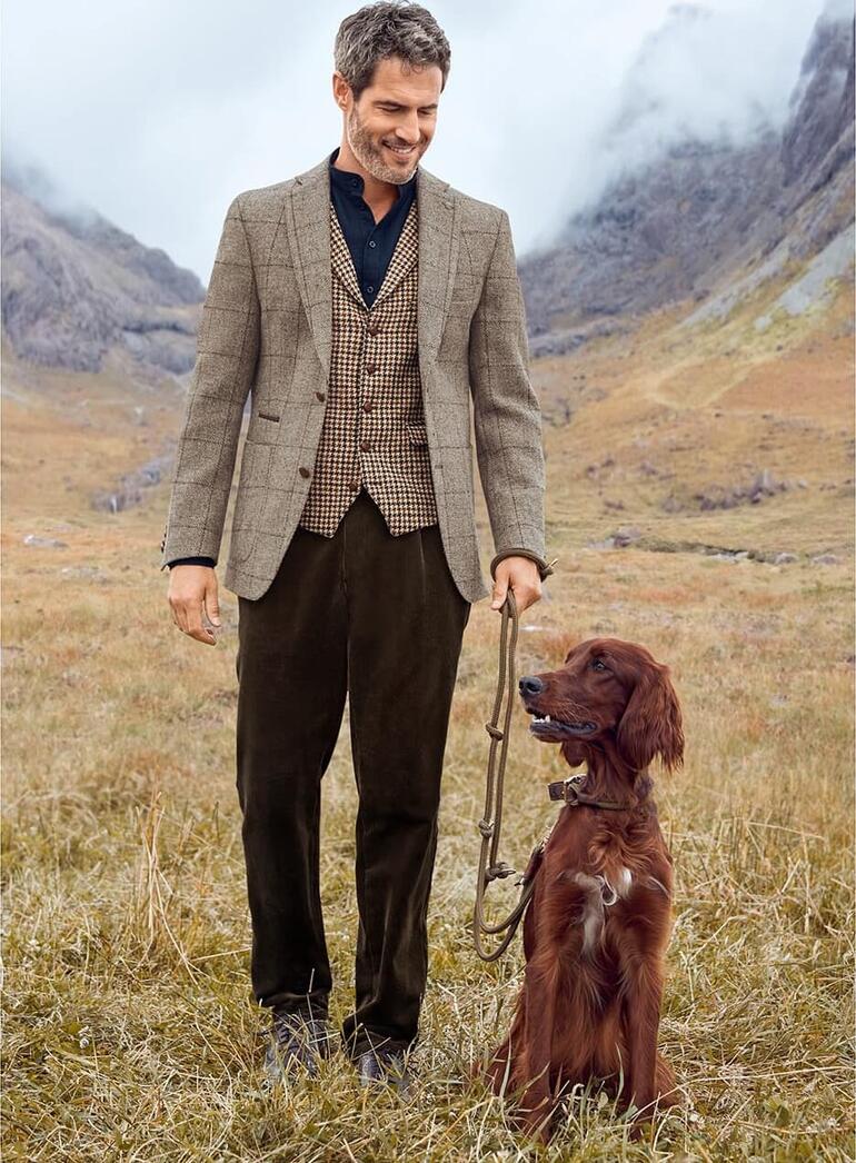 colbert en gilet Carl Gross Harris Tweed-blazer, model met hond en natuurachtergrond.