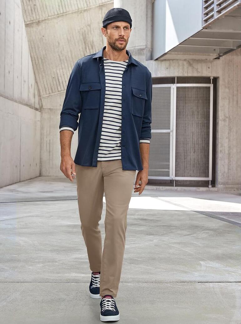 navy Man in casual kleding met wasbare nubuckleer sneakers.