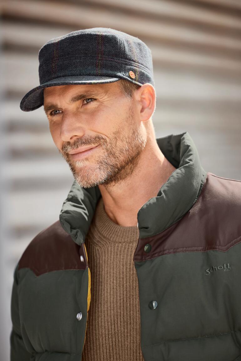 Elegante Shetland-képi van Mayser, gedragen door een man.