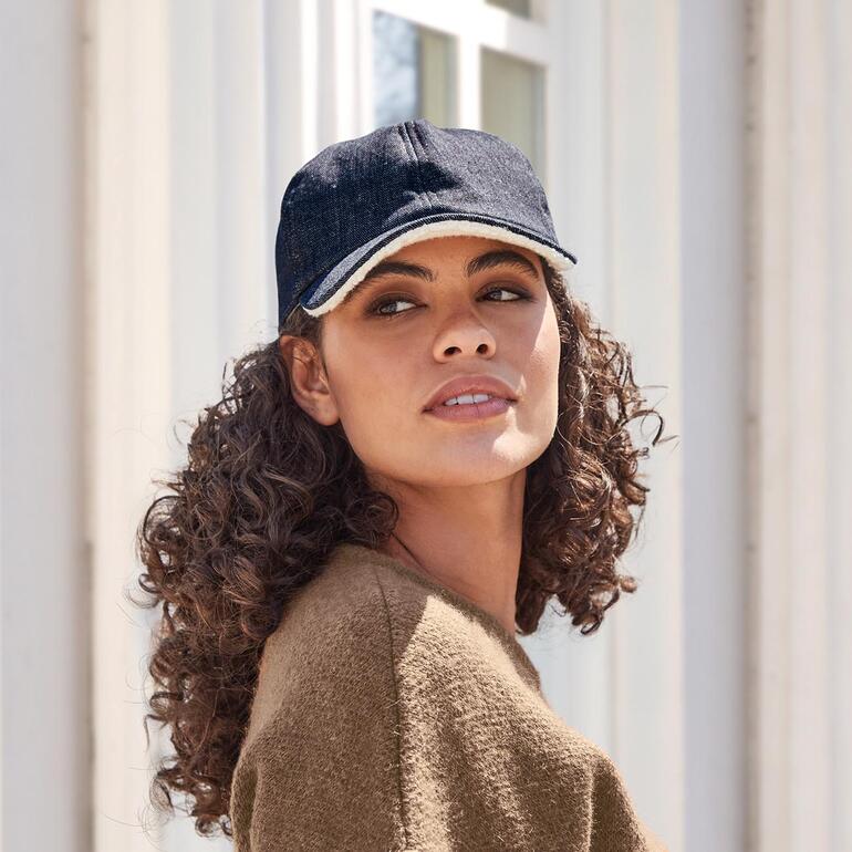 Roeckl cap van denim-teddy Donkerblauwe denim-teddy-cap, gedragen door een vrouw.