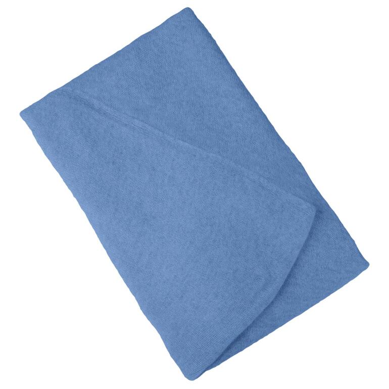 blauw Blauwe kasjmier driehoektuch gedrapeerd op een witte ondergrond.
