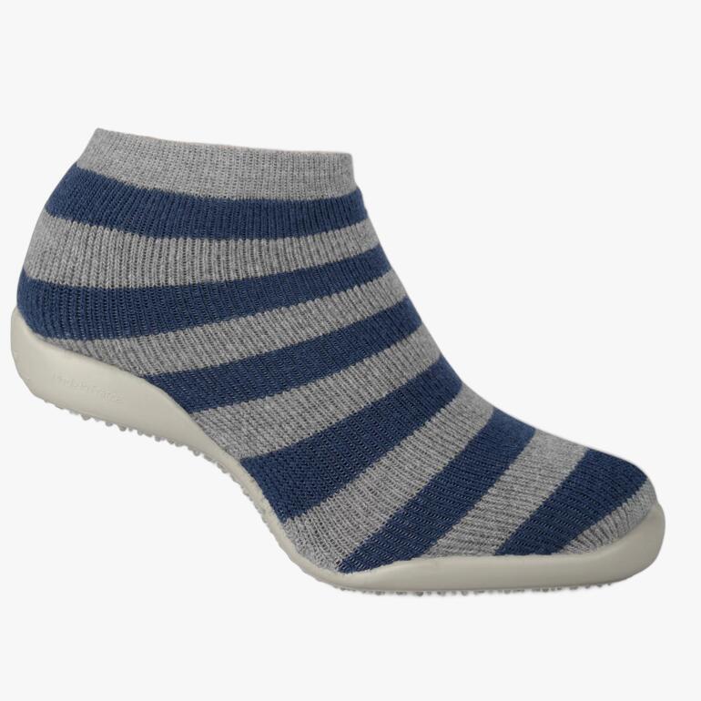 Gestreepte huissokken in marineblauw en grijs, zijaanzicht.