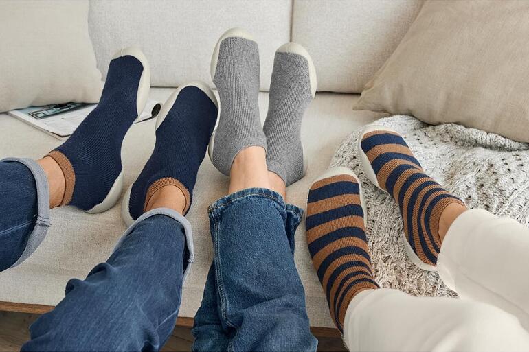 Collégien huissokken Drie paar huissokken in verschillende kleuren op een bank.