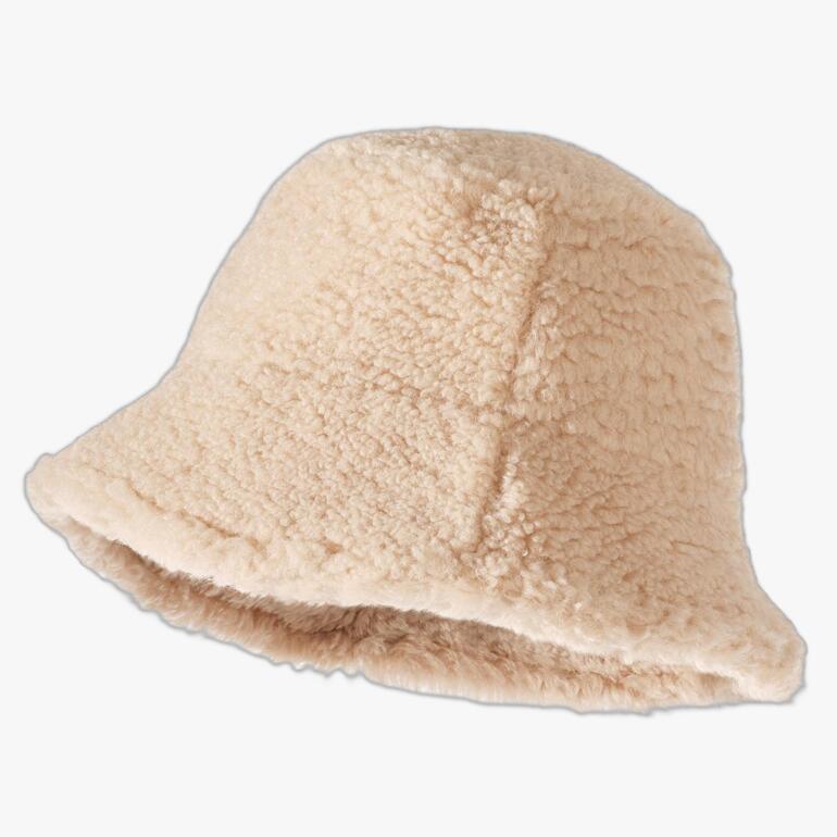 Beige teddy-bucket-hoed van zacht materiaal.