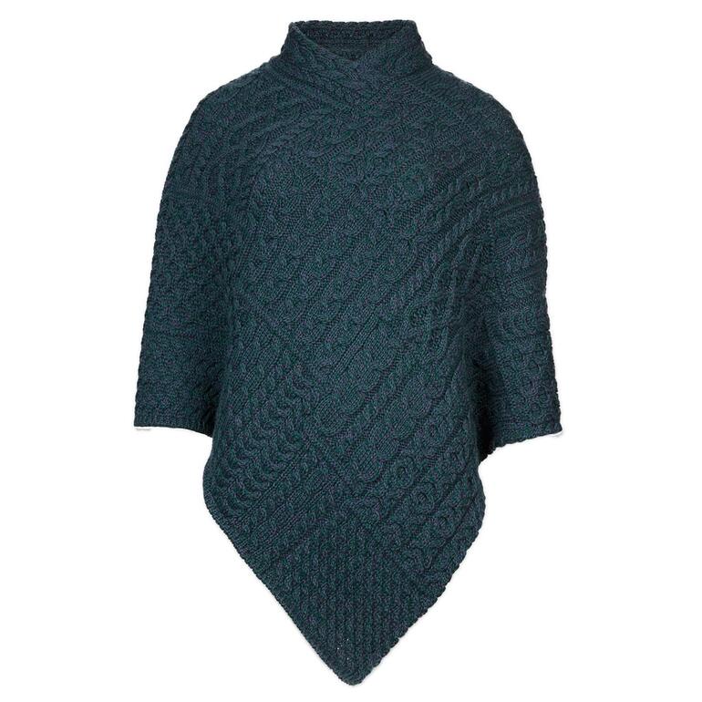 Vooraanzicht van de IrelandsEye Aran-Poncho in aquamarijn kleuren.
