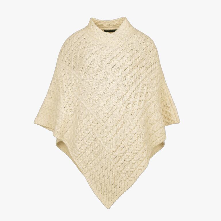 Vooraanzicht van de IrelandsEye Aran-Poncho in crèmekleurig garen.