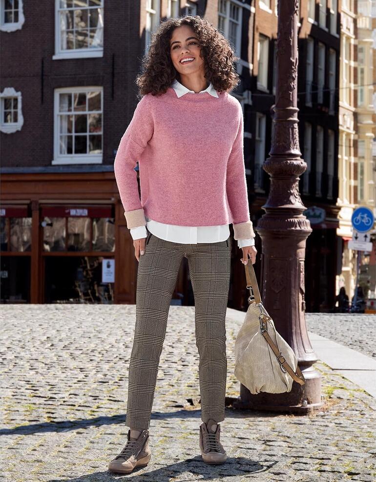 roze Vrouw in geruite slipbroek op een geplaveide straat