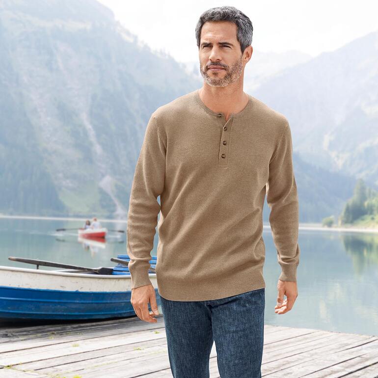 Junghans 1954 interlock-henleyshirt Man draagt een interlock henley in een natuurlijke omgeving
