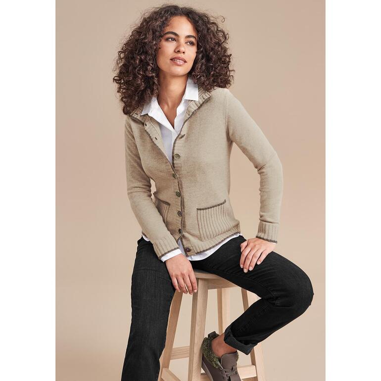 Vrouw draagt een Two-Ply kasjmier cardigan in beige.