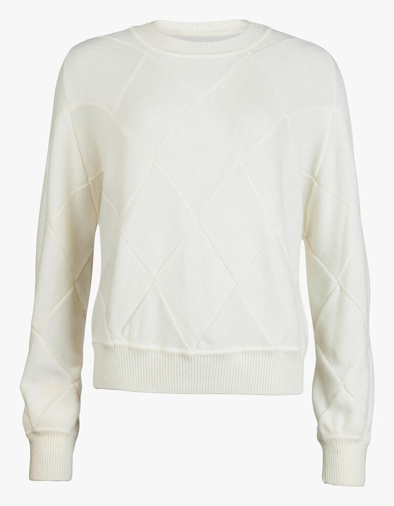 Vooraanzicht van een lichtgele trui met diagonale breipatronen.