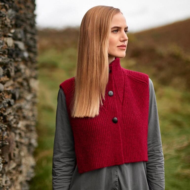rood Vrouw draagt een rode kraag over een grijze blouse.