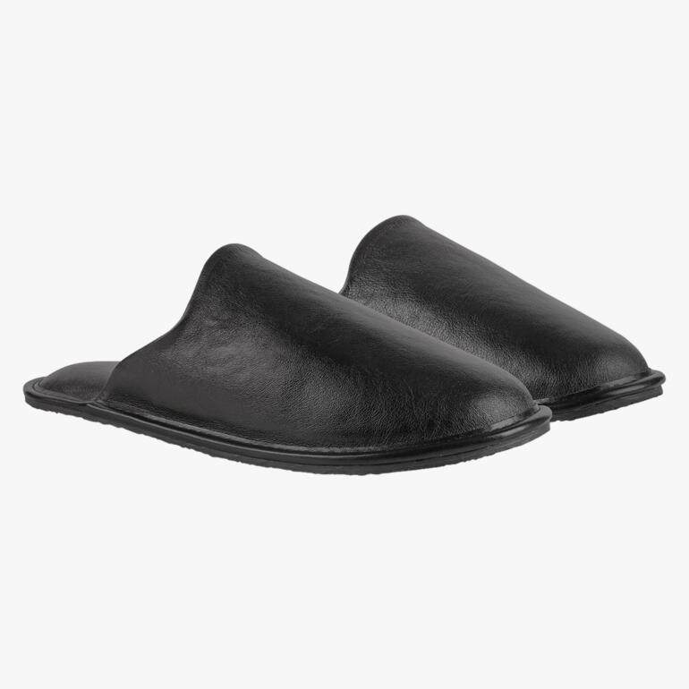 Twee zwarte Pillowstep leren pantoffels naast elkaar.