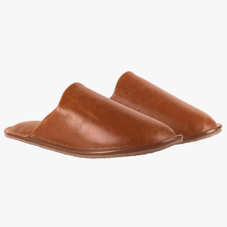 Twee bruine Pillowstep leren pantoffels naast elkaar.