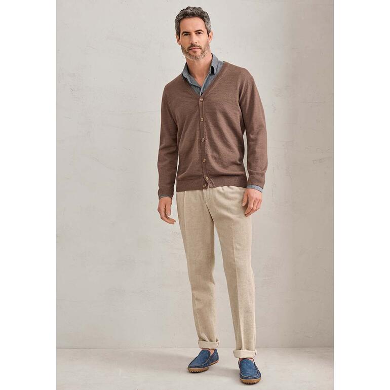 Man in bruine cardigan en mokassin in denim-look.