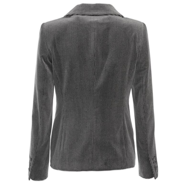 Achteraanzicht van een wasbare fluwelen blazer in houndstooth patroon.