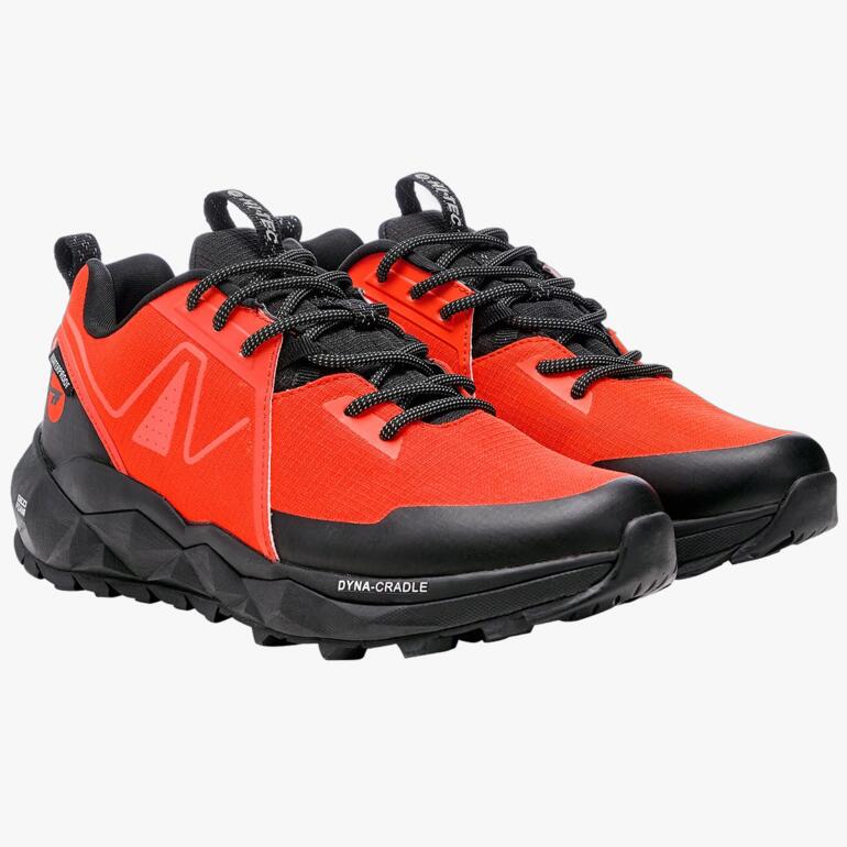 Sneaker ultralight in rood en zwart, twee paar op de voorgrond.